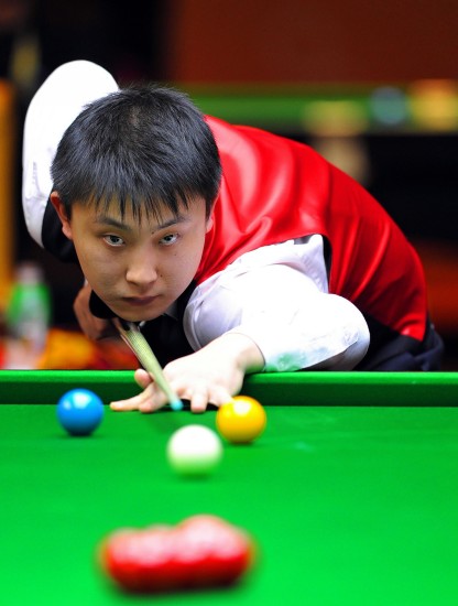 神情严肃地 神情严肃地